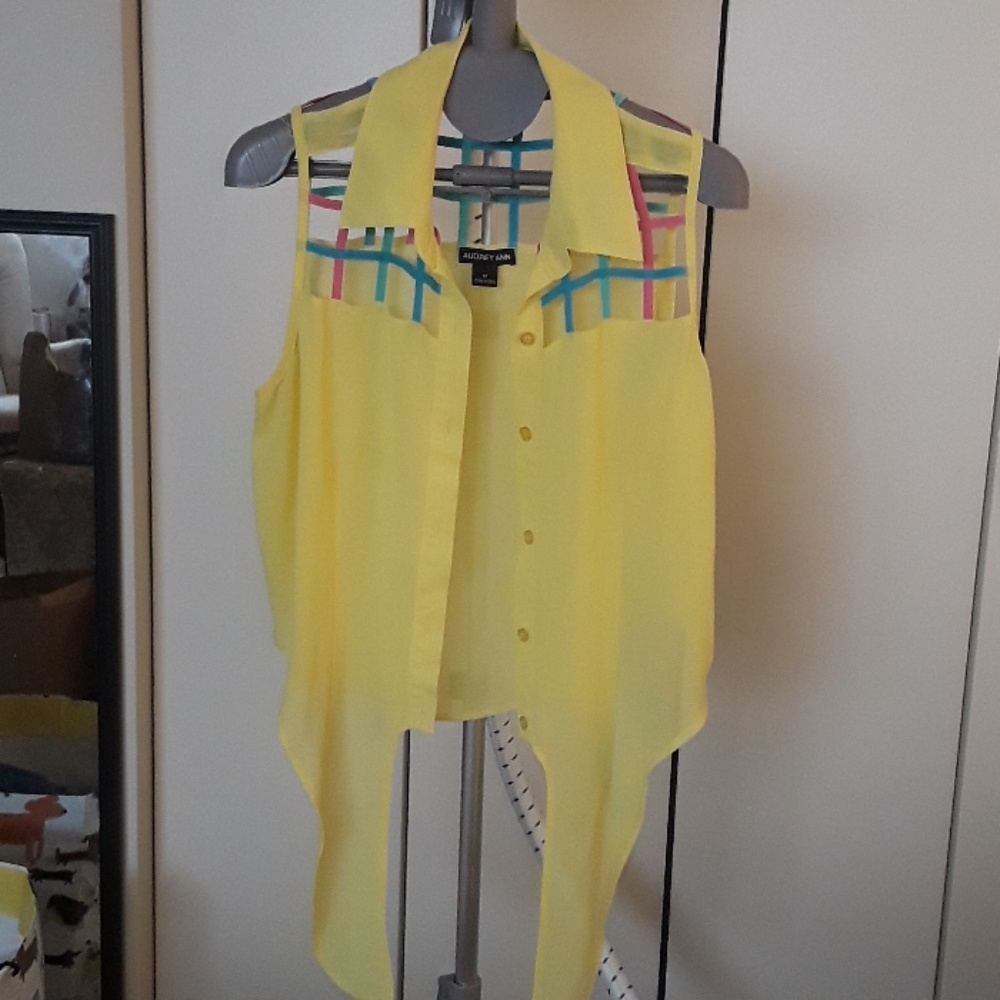 Yellow sleeveless shirt.